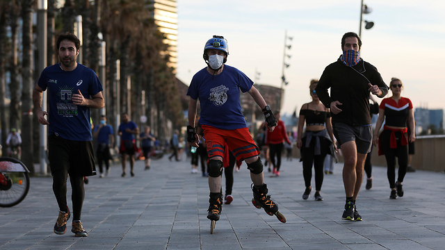 אנשים בספרד יצאו לפעילויות ספורט (צילום: רויטרס)