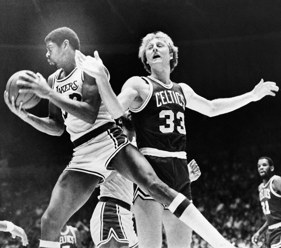 מג'יק ג'ונסון מול לארי בירד בעונת 1979/80 (צילום: AP)
