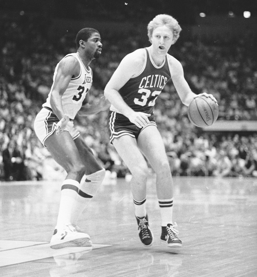 מג'יק ג'ונסון מול לארי בירד בעונת 1979/80 (צילום: AP)