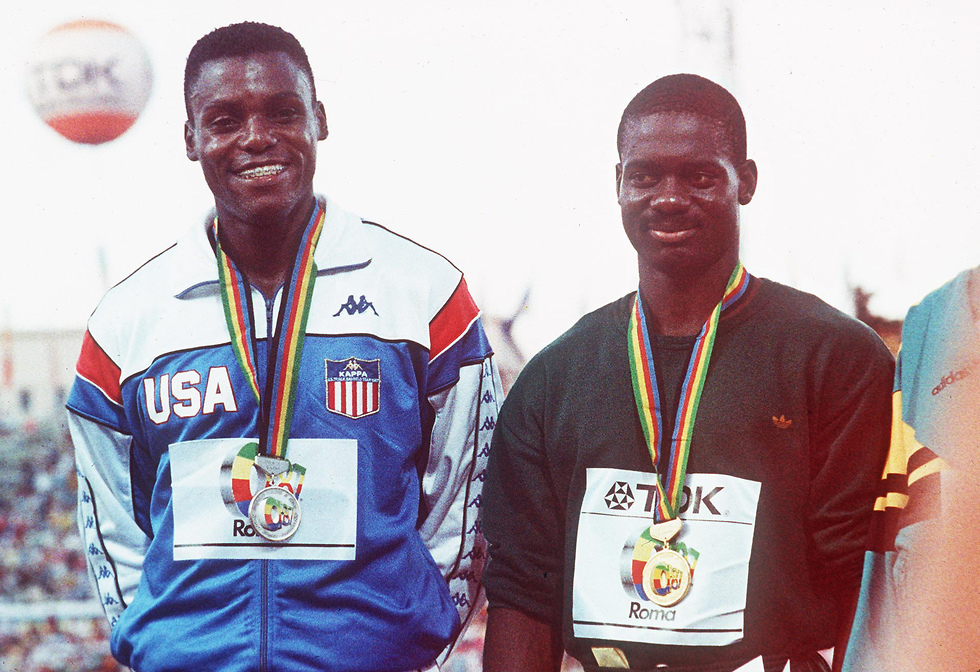 ג'ונסון ולואיס בהענקת המדליות באליפות העולם ברומא (צילום: AP)