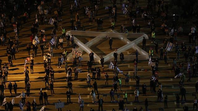 מפגינים הערב בכיכר רבין בתל אביב (צילום: מוטי קמחי)