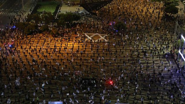 מפגינים הערב בכיכר רבין בתל אביב (צילום: מוטי קמחי)
