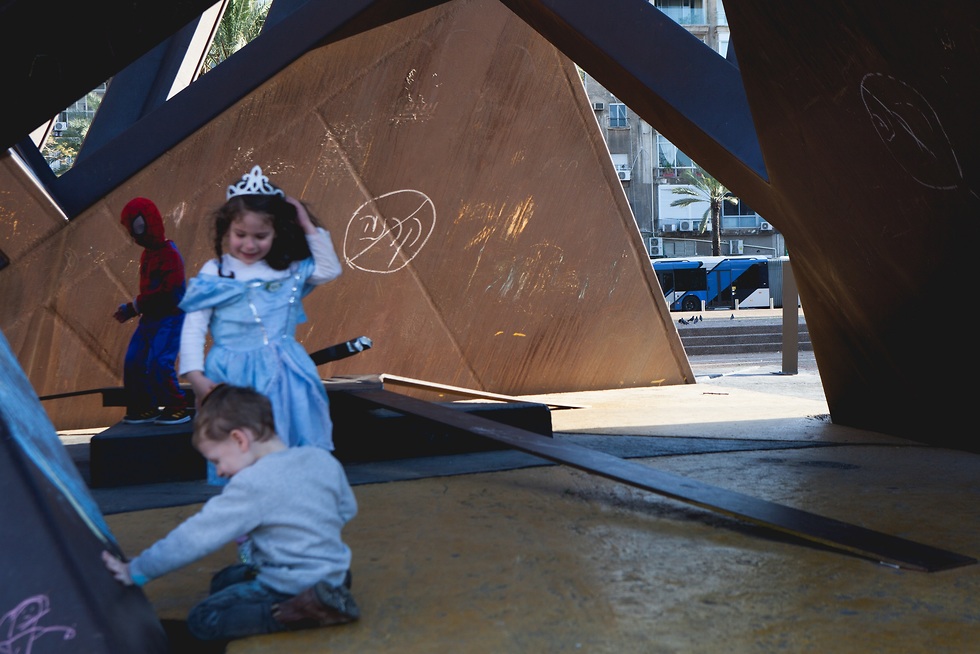 ילדה משחקת באנדרטת השואה (צילום: קרין מגן)