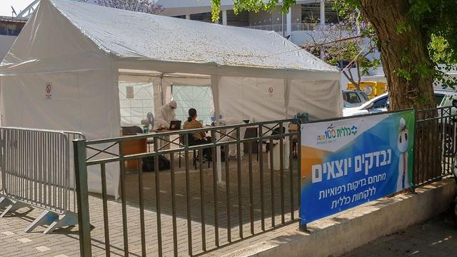 מתחם בדיקות קורונה של הכללית באיצטדיון בלומפילד בתל אביב (צילום: עידו ארז)