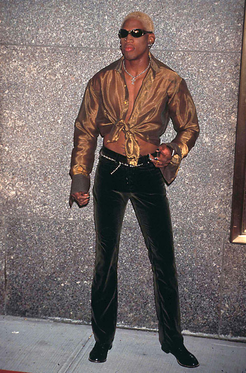 לבוש חולצת קשירה מטאלית מאורגנזה החושפת בטן מקועקעת ומכנסי קטיפה הדוקים, דניס רודמן גונב את ההצגה בטקס פרסי המוזיקה של MTV בשנת 1996, שנה לאחר שהצטרף לקבוצת שיקגו בולס והפך לאחד מכוכבי הקבוצה (צילום: rex/asap creative)