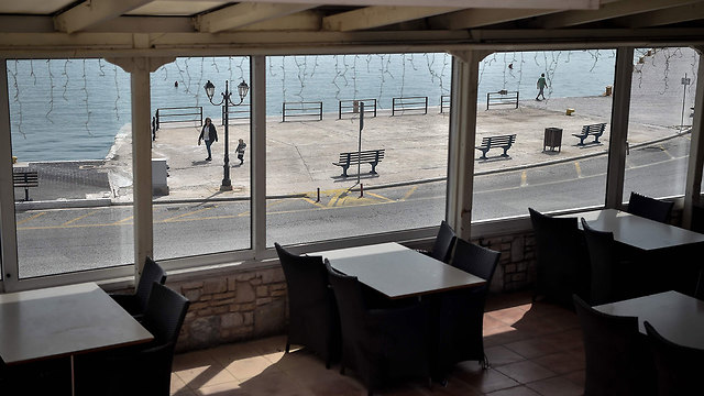נגיף קורונה יוון מסעדה ריקה נמל רפינה ליד אתונה (צילום: AFP)