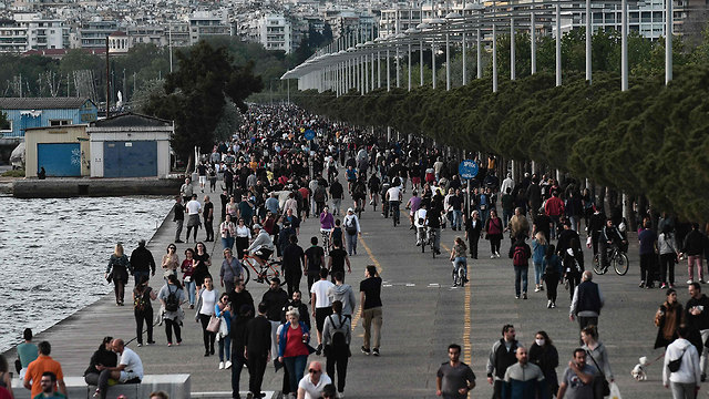 נגיף קורונה יוון תושבים מטיילים ב סלוניקי אחרי הקלת ההגבלות בסוף השבוע (צילום: AFP)