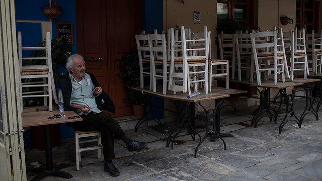נגיף קורונה יוון מסעדה סגורה אתונה (צילום: AP)