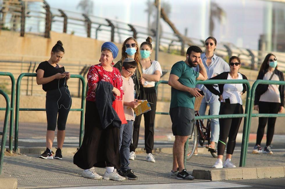 אנשים בטיילת בתל אביב (צילום: מוטי קמחי )