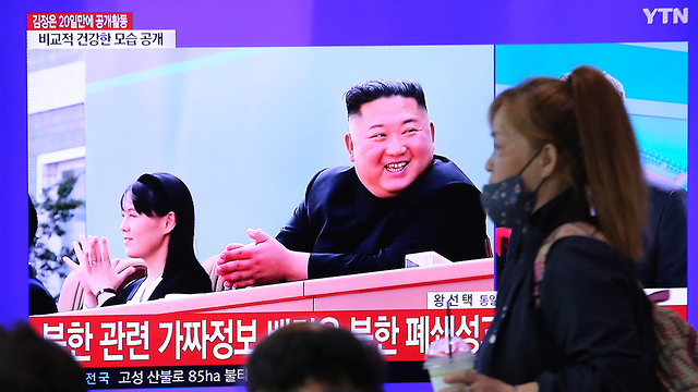 ארכיון קים יו ג'ונג לצד אחיה קים ג'ונג און שליט צפון קוריאה  ()