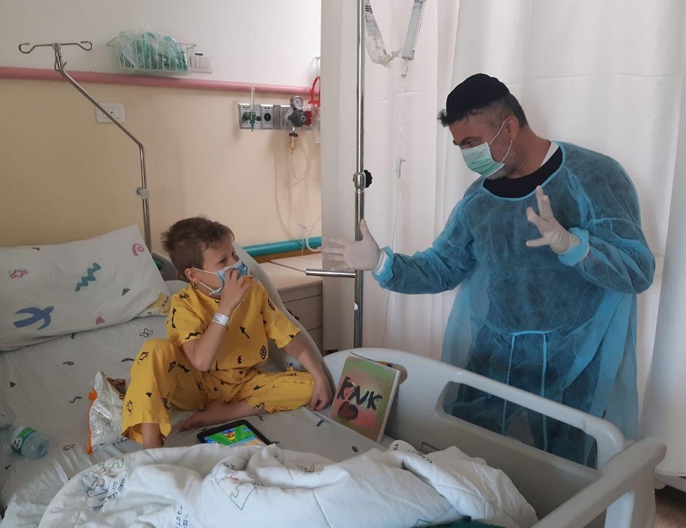 השחקן עופר לוי משעשע ילדים בבית חולים (צילום: בי