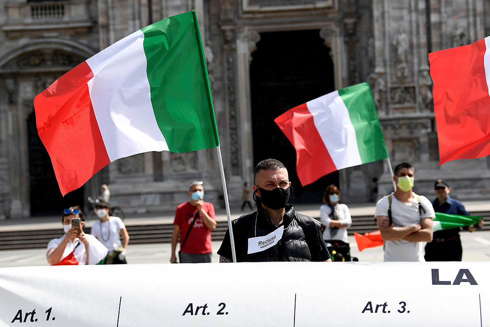 מילאנו איטליה הפגנה על הנזק הכלכלי של הסגר בשל ה קורונה (צילום: רויטרס)