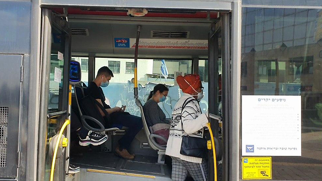 צפיפות בתחבורה הציבורית לאחר ההקלות של משרד הבריאות (צילום: אסף זגריזק)