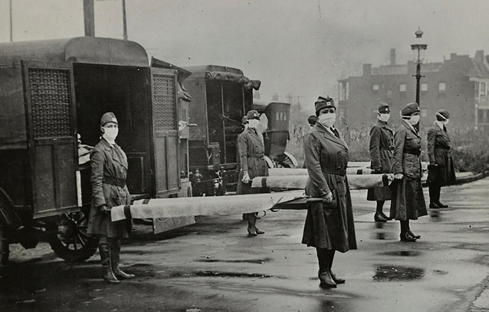 השפעת הספרדית 1918 נשים עם מסכות ו אלונקות ב סנט לואיס ב מיזורי ארה