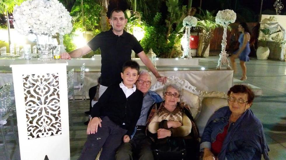 סמיר אגייב עם סבתו יבגניה גברילוב והמשפחה ()