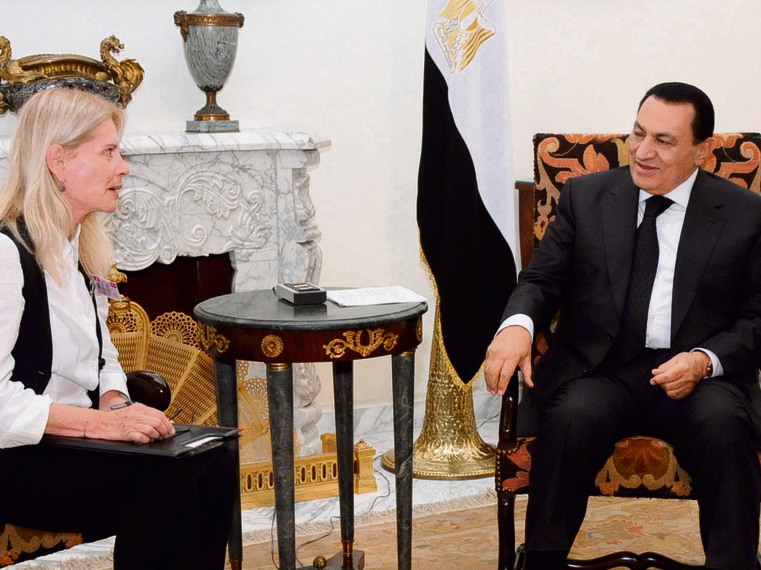 הפגישה האחרונה התקיימה קצת לפני אירועי תחריר. סמדר פרי עם מובארק בארמון הנשיאות בקהיר