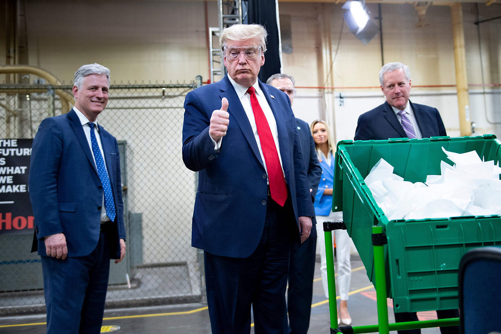 דונלד טראמפ ביקר ב מפעל לייצור מסכות פיניקס אריזונה ארה