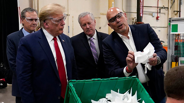דונלד טראמפ ביקר ב מפעל לייצור מסכות פיניקס אריזונה ארה