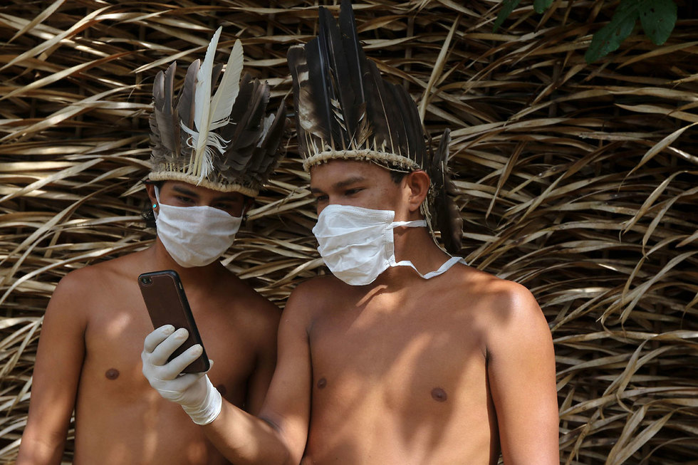ברזיל ילידים במדינת אמזונס משוחחים עם רופא ב סאו פאולו על נגיף קורונה (צילום: AFP)