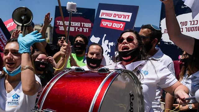 הפגנה מחאה סטודנטים על זכויות ב משבר נגיף וירוס קורונה הקורונה מול המועצה ל השכלה גבוהה ירושלים (צילום: שלו שלום)