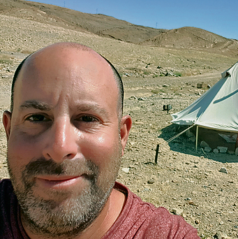 האוהל של הנווד הדיגיטלי דניאל קין. "עושה ביזנס מהלפטופ"