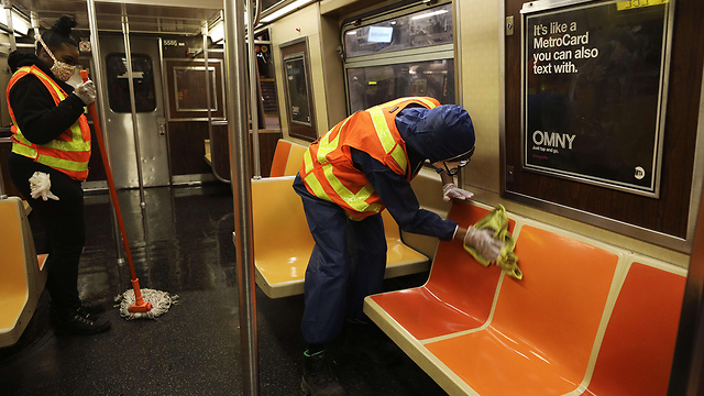 מנקים את הרכבת התחתית בניו יורק (צילום: AFP)