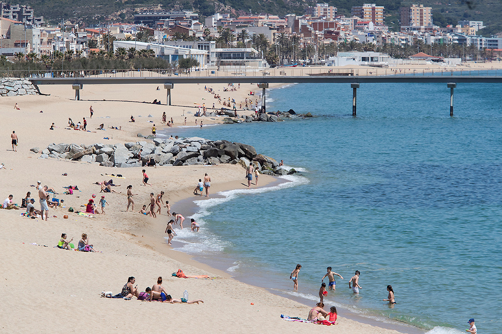 חוף ים ברצלונה ספרד  (צילום: EPA)