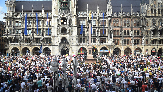נגיף קורונה גרמניה מינכן 3,000 מפגינים בטענה שההגבלות קשות מדי (צילום: mct)