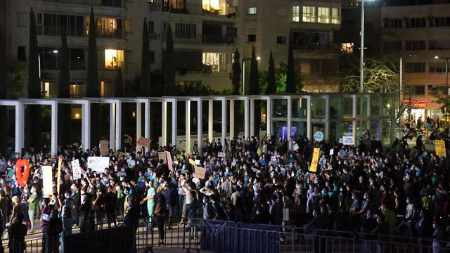 הפגנת מתמחים בכיכר הבימה בתל אביב (צילום: מוטי קמחי )