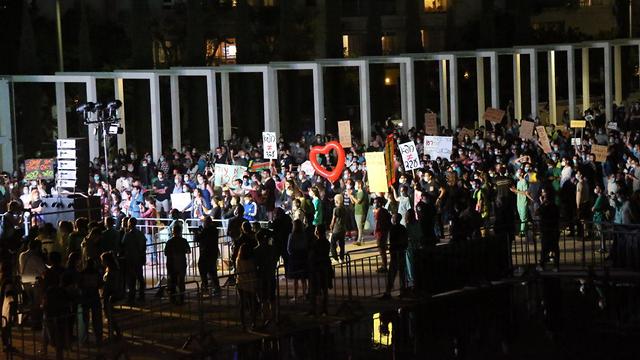 הפגנת מתמחים בכיכר הבימה בתל אביב (צילום: מוטי קמחי )