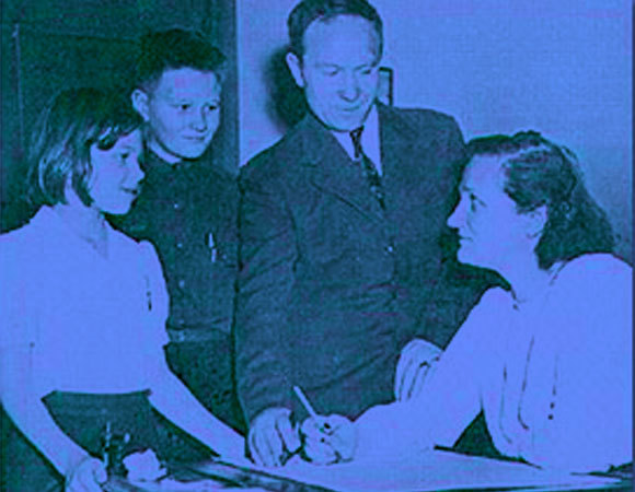 שיתוף פעולה מדעי וזוגי: פיין-גפושקין באוניברסיטה ב-1946 עם סרגיי ושניים מילדיהם  (צילום: ארכיון אוניברסיטת הרווארד)