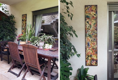על קיר המרפסת עבודת אמנות קרמית של עימי חמיצר, משנות ה-70. היא נמצאה בסדר יסודי שנערך בבית עכשיו, וסוף סוף מצאה את מקומה (צילום: ריקי קרקואר)