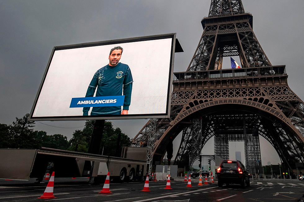 נגיף קורונה צרפת פריז מגדל אייפל הצדעה לנאבקים בנגיף פרמדיק (צילום: AFP)