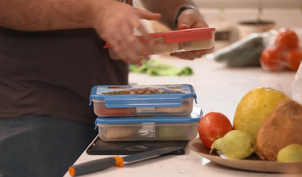 מכינים קופסאות לבית הספר עם כריכים, ירקות ופירות