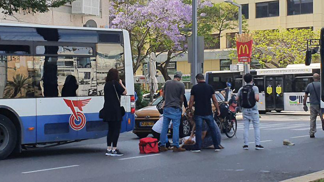  הולכת רגל נפגעה מאוטובוס ברחוב אבן גבירול פינת דוד המלך בתל אביב ()