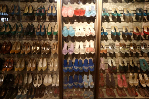 "הם לא מצאו שלדים בארונות - רק נעליים יפהפיות". מתוך האוסף של מרקוס (צילום: AP)