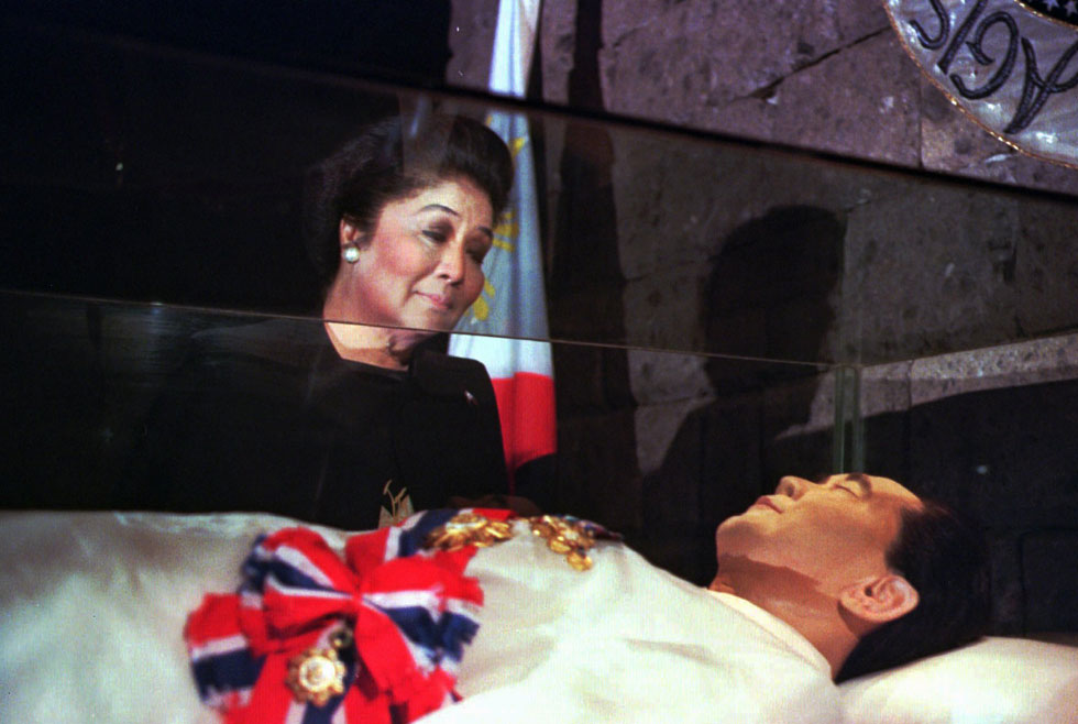 אימלדה מרקוס ליד גופתו של בעלה פרדיננד מרקוס (צילום: AP)