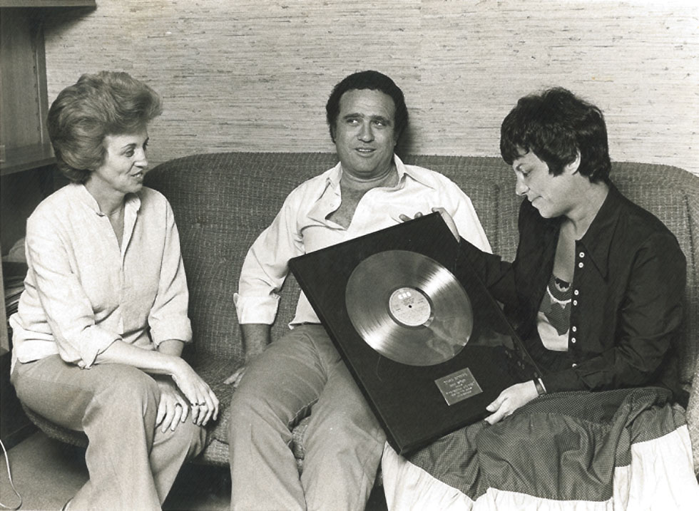 אליגון-רוז בשנות ה-70 (מימין), מעניקה תקליט זהב ליהורם גאון. "הייתי בקשרי עבודה עם כולם. כל המוזיקאים היו חברים שלי" (צילום: ספי מגריזו)