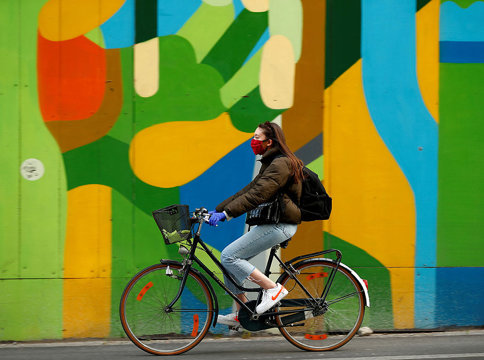 אישה רוכבת על אופניים בריסל בלגיה (צילום: רויטרס)