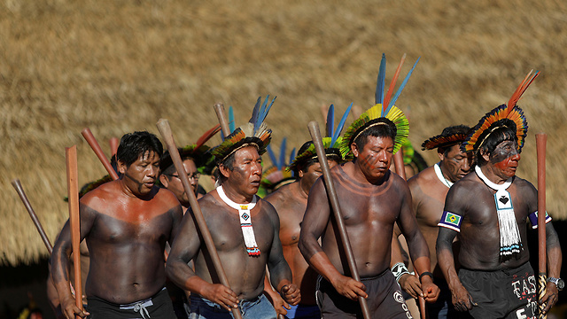 ילידים שבט שינגו ב ברזיל (צילום: רויטרס)