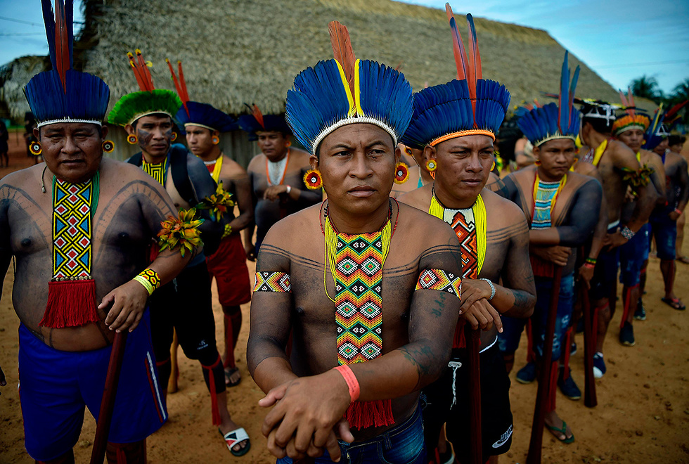 ילידים בכפר פיארקו בשמורת שינגו ב ברזיל (צילום: AFP)