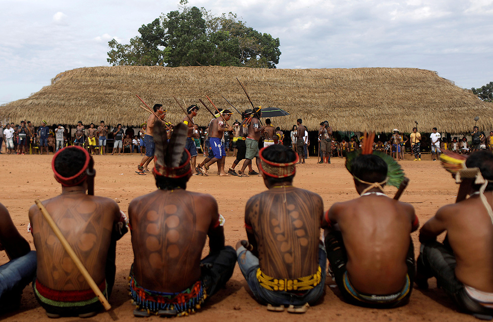 ילידים בכפר פיארקו בשמורת שינגו ב ברזיל (צילום: רויטרס)