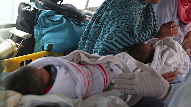 אפגניסטן קאבול פיגוע בית חולים ליולדות פינוי תינוק (צילום: AP)