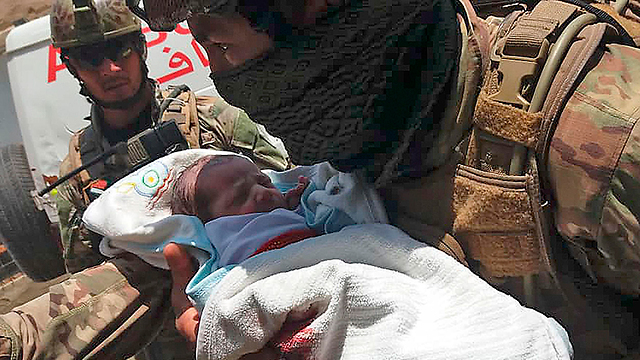 אפגניסטן קאבול פיגוע בית חולים ליולדות פינוי תינוק (צילום: AFP)