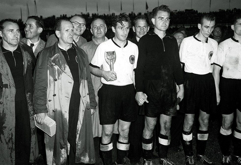 שחקני גרמניה במונדיאל 1954 (צילום: AP)