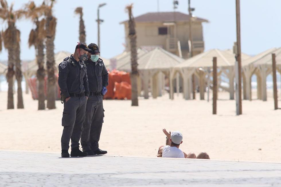 אזרחים מבלים בתל אביב ושוטרים מבצעים אכיפה (צילום: מוטי קמחי)