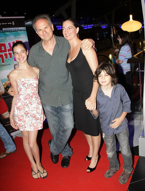 תום נשר ב-2010, עם הוריה אבי ואיריס  ואחיה ארי ז"ל (צילום: רפי דלויה)
