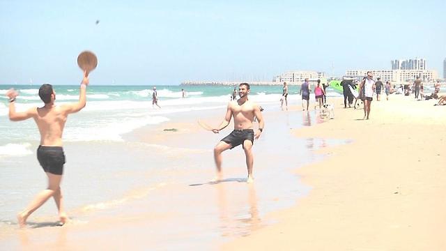 На тель-авивском пляже. Фото: Ницан Дрор ()