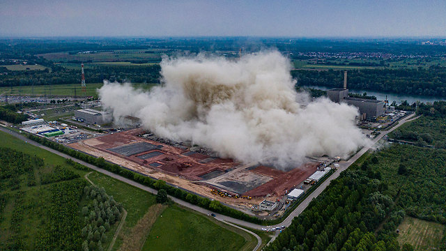 גרמניה פיצוץ מבוקר תחנת כוח גרעינית נהרסה (צילום: EPA)