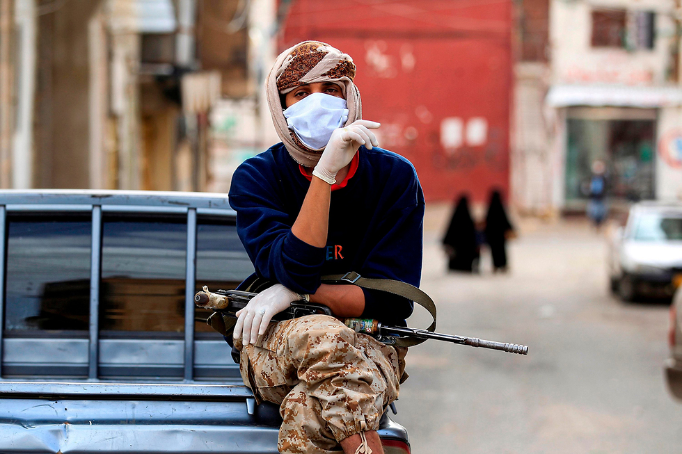 תימן צנעא לוחם של ה חות'ים עם מסכה קורונה (צילום: AFP)